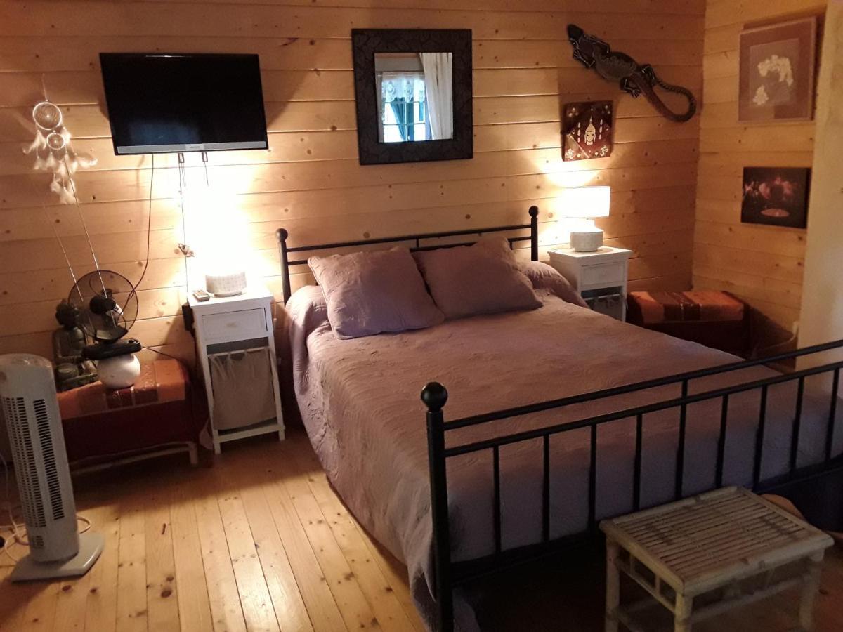 Le Chalet De La Grenouille Verte Tursac Екстериор снимка